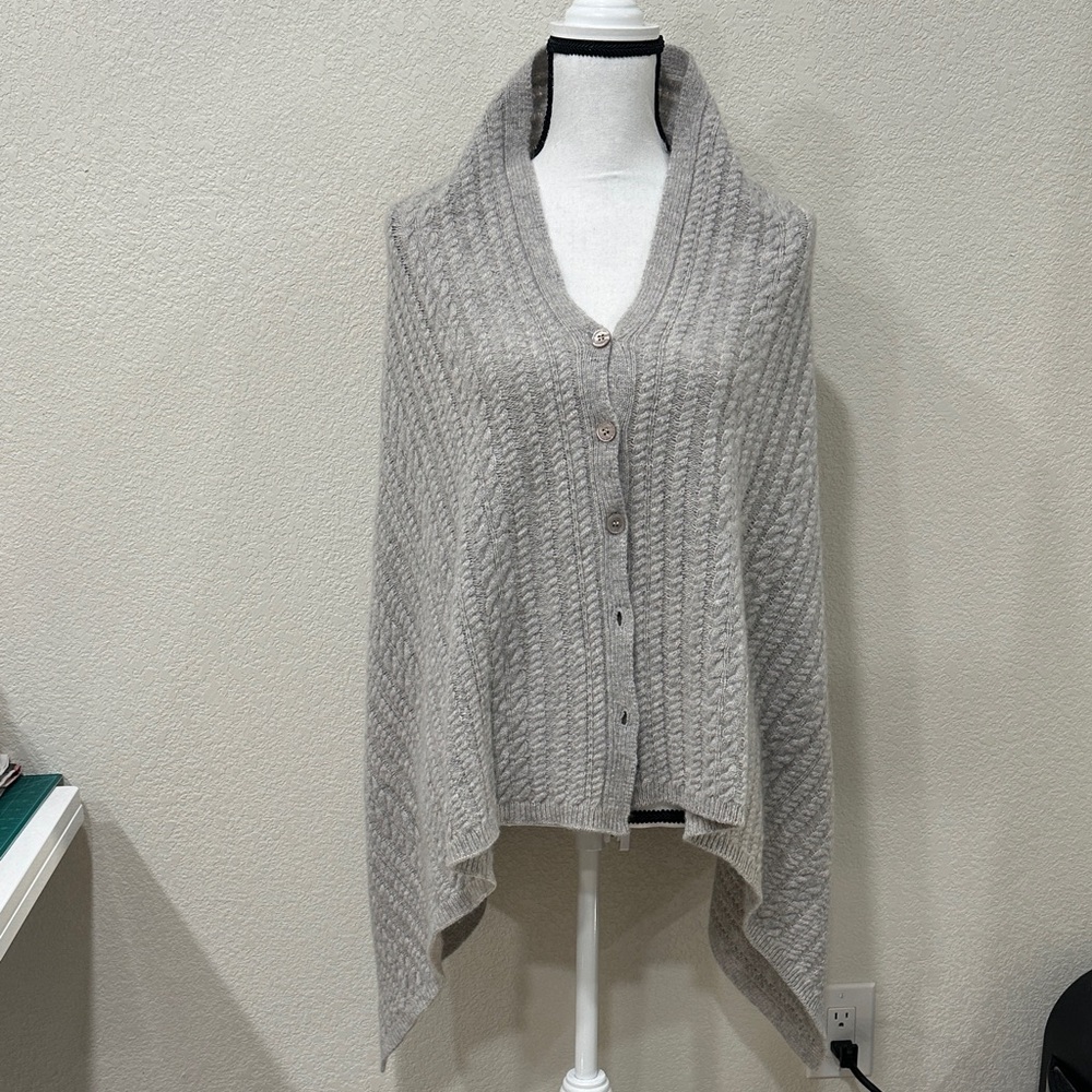 Huge Price Drop ⬇️ Captiva Cashmere Gray Cable Knit Women's Poncho Shawl